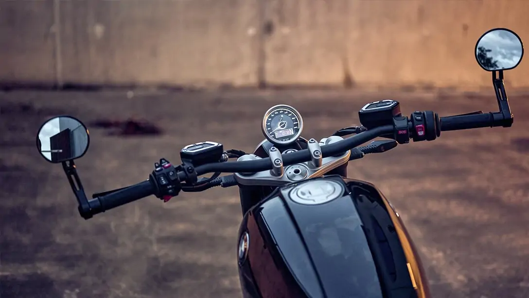 BMW R 12 en mouvement sur une route panoramique