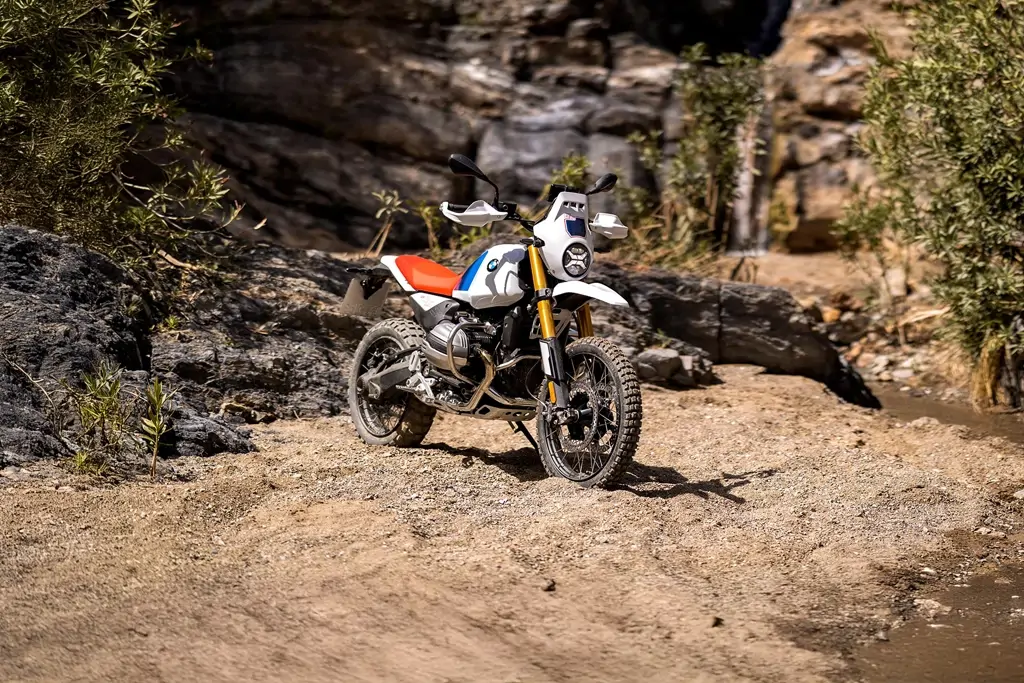 Vue avant de la BMW Motorrad R 12 G/S sur chemin tout-terrain