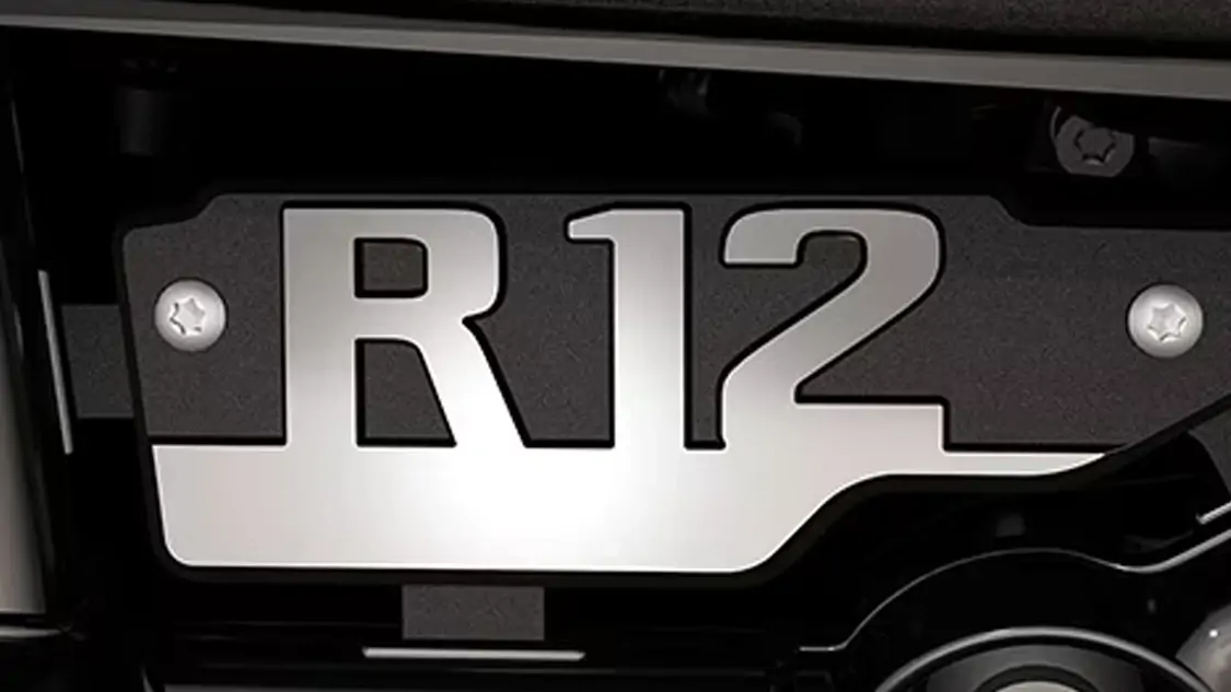 BMW R 12 stationnée en ville, profil droit