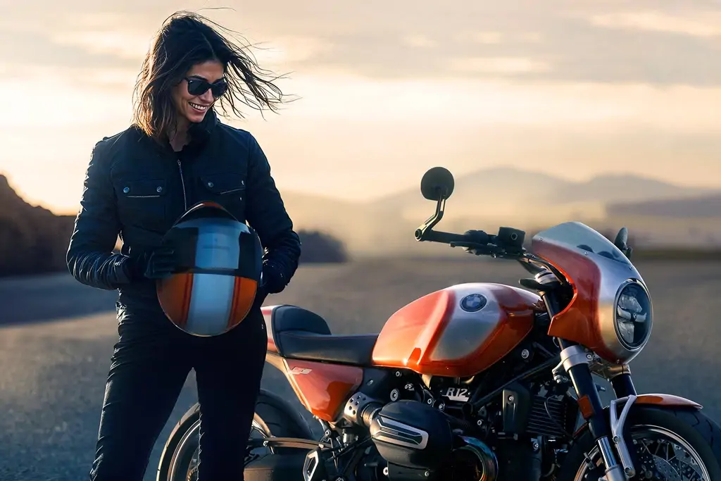 Vue latérale de la BMW R 12 S en stationnement