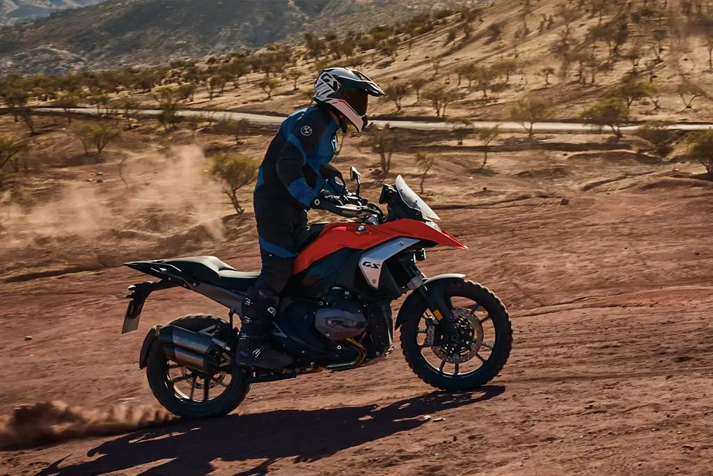 BMW R 1300 GS en action sur un chemin tout-terrain