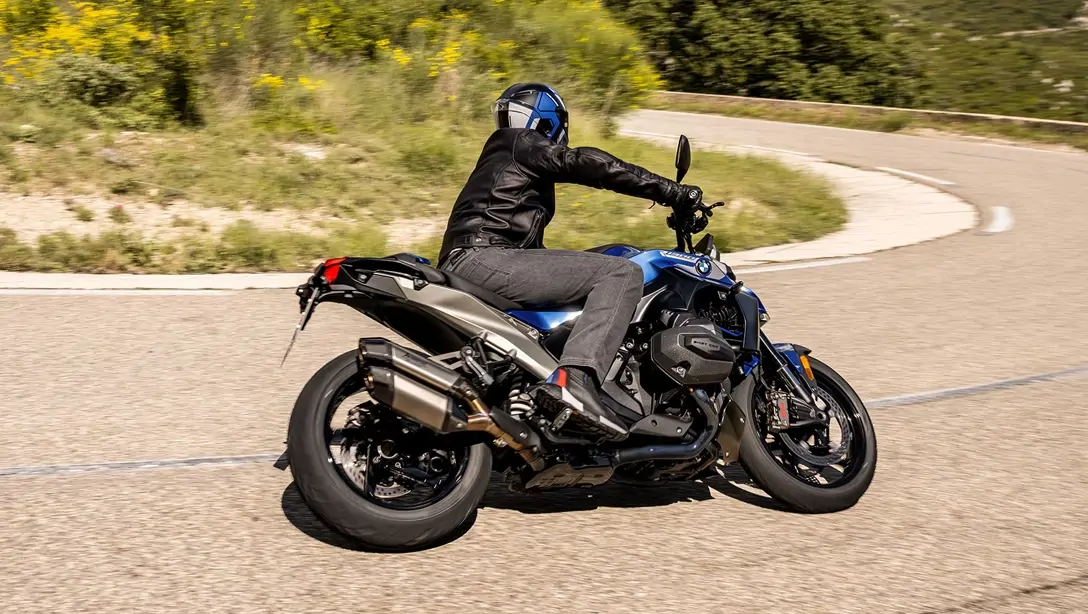 BMW R 1300 R stationnée en milieu urbain