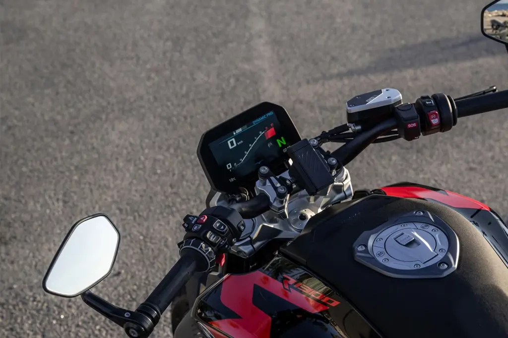 Vue latérale de la BMW R 1300 R sur route sinueuse