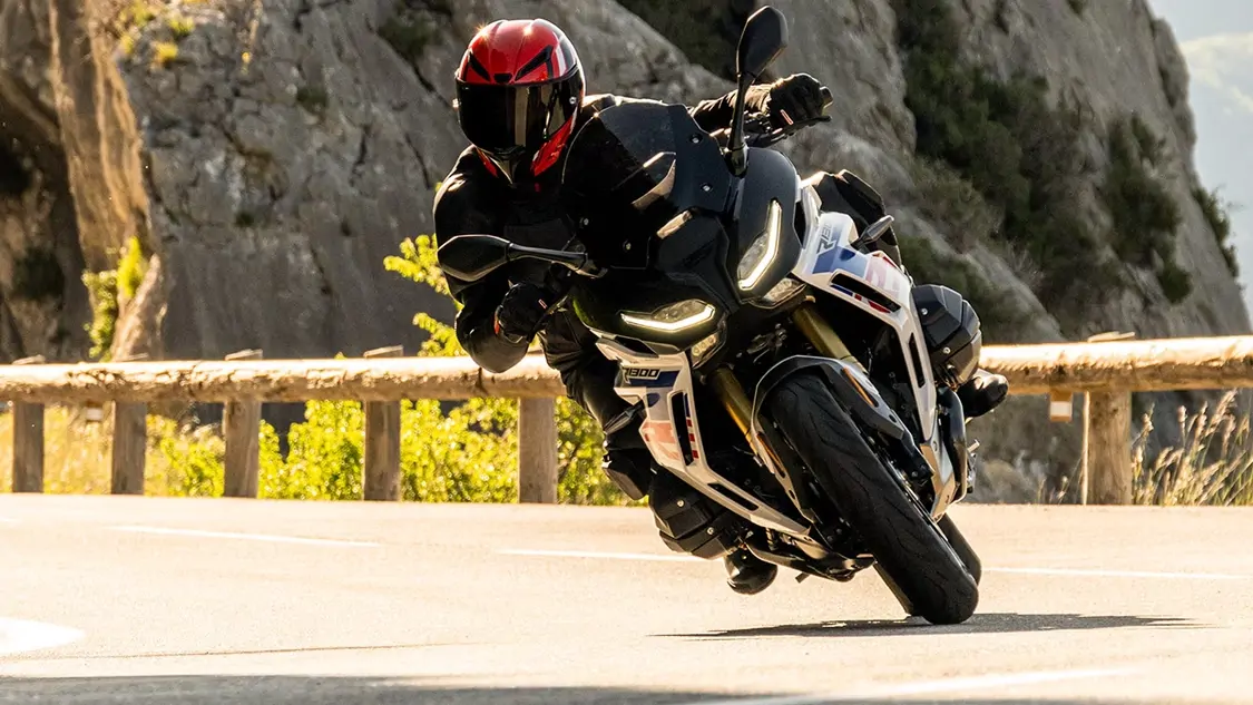 BMW R 1300 RS en virage sur circuit