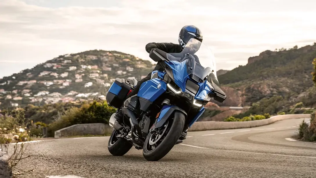 BMW R 1300 RT équipée de valises latérales pour le voyage