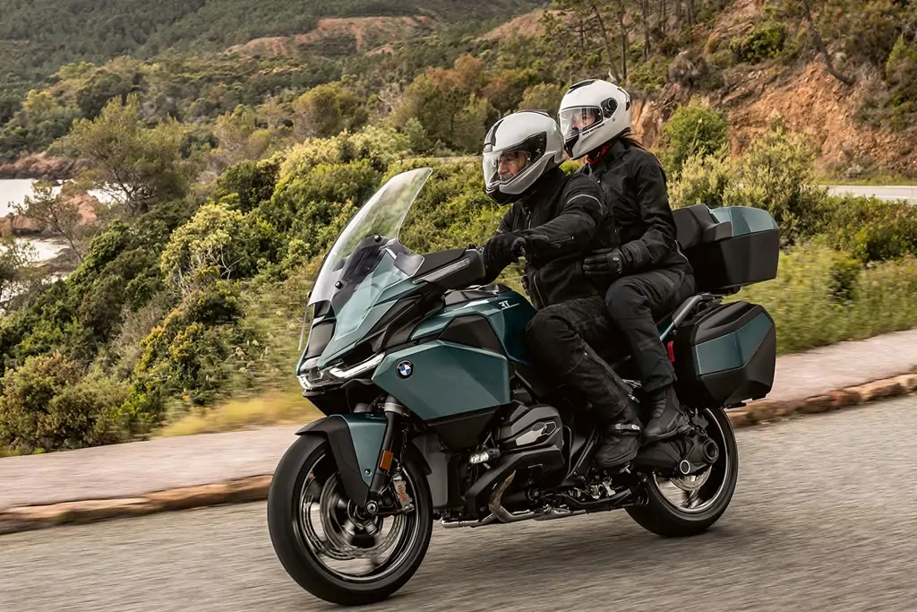 Vue latérale de la BMW R 1300 RT en stationnement
