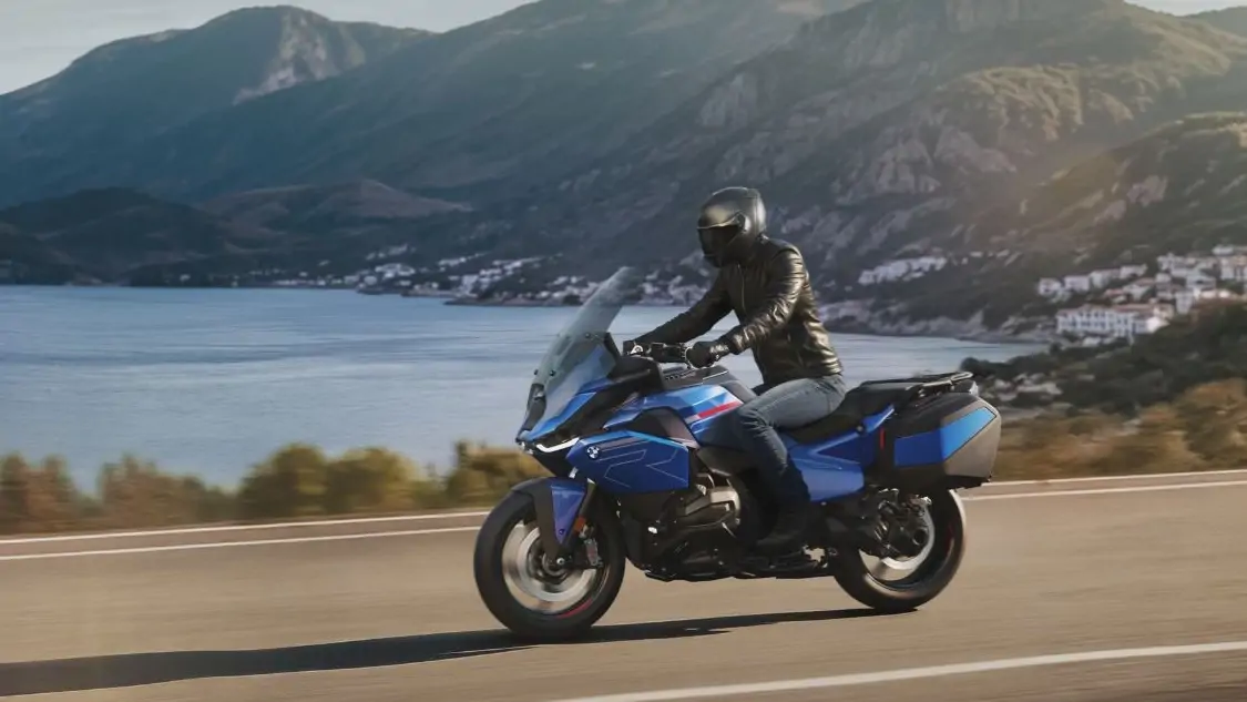 BMW R 1300 RT sur route de montagne en conduite
