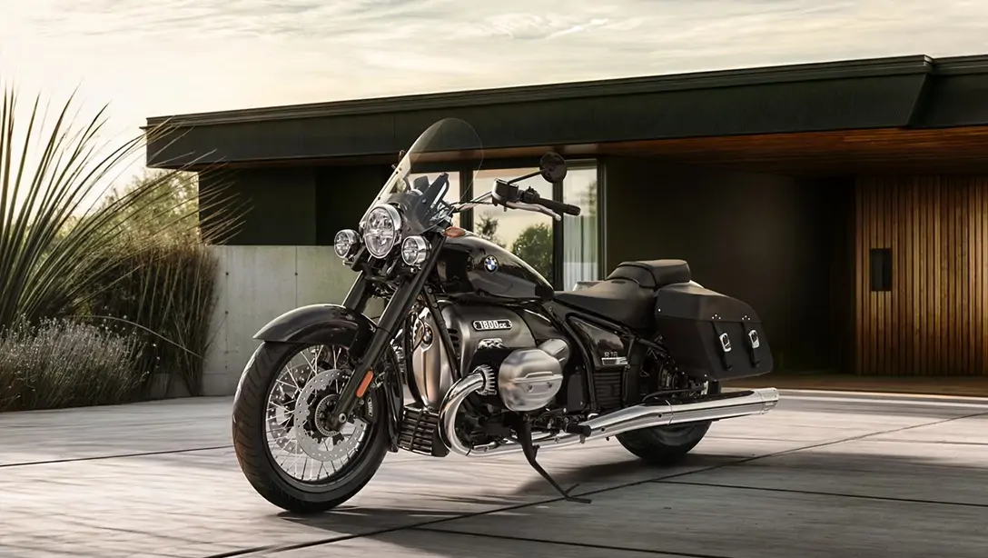 BMW R 18 Classic en stationnement devant un paysage