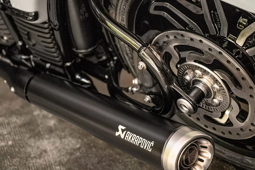 Vue latérale de la BMW R 18 sur route, mettant en valeur son style rétro.