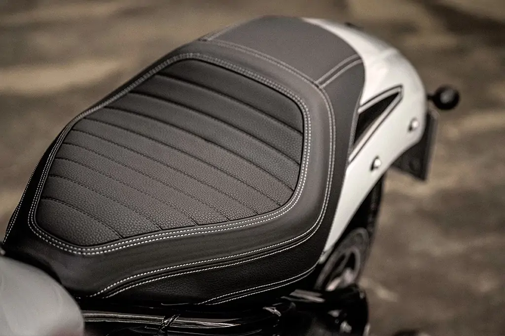 Détail du moteur boxer de la BMW R 18, soulignant la puissance et la finition.