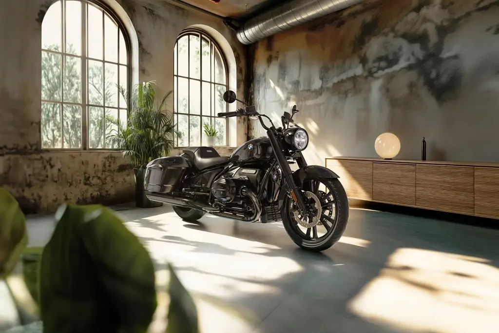 Vue latérale de la BMW R 18 Roctane sur route