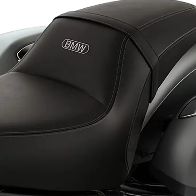 BMW R 18 Roctane en stationnement urbain