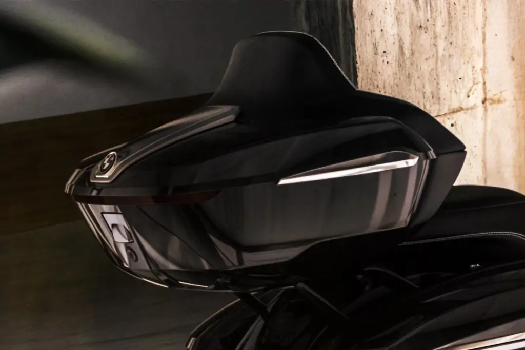 Vue latérale de la BMW R 18 Transcontinental en stationnement