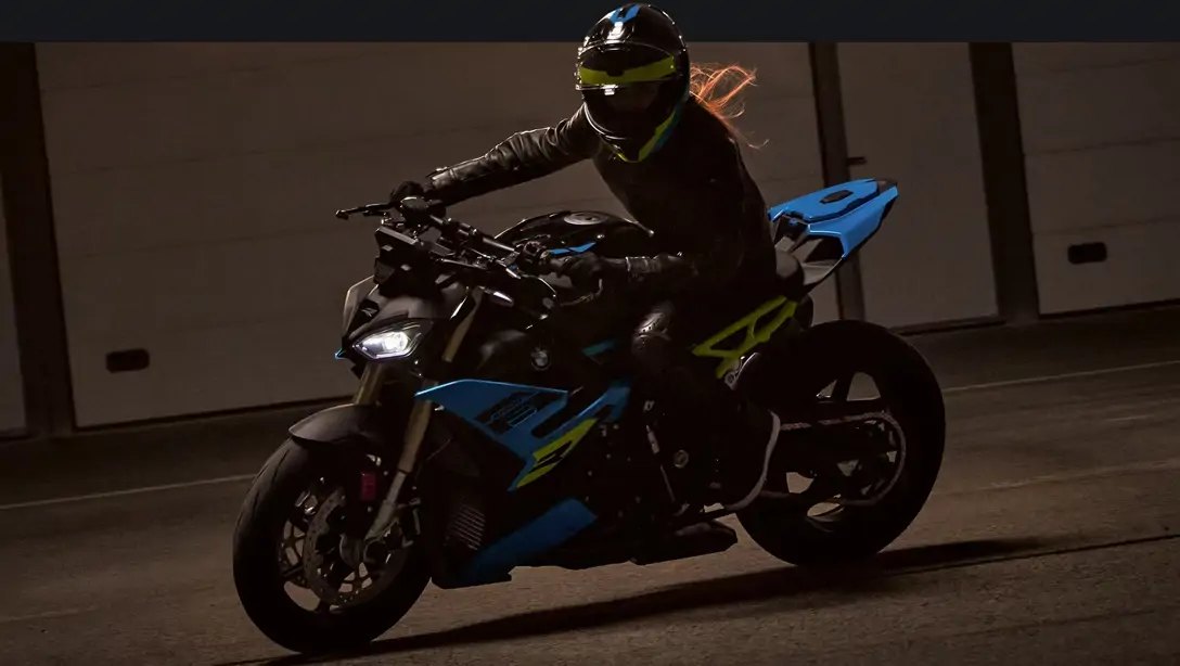Vue arrière de la BMW S 1000 R stationnée