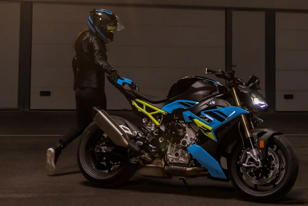 Vue latérale de la BMW S 1000 R sur route