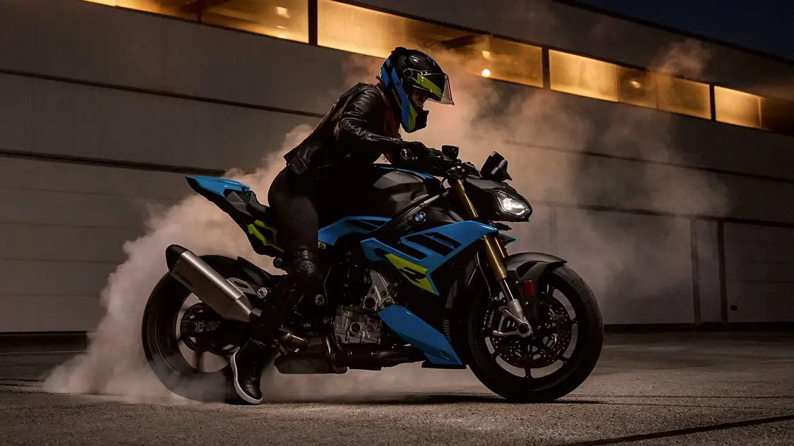 Détail du phare avant de la BMW S 1000 R