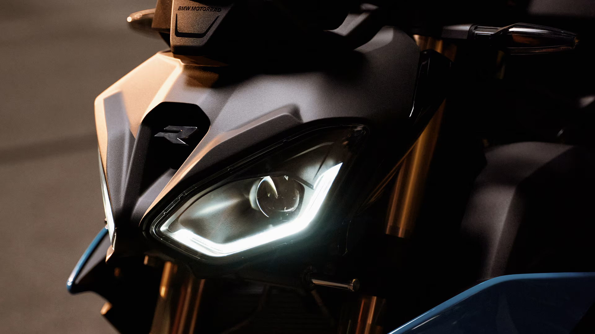 BMW S 1000 R sur route sinueuse, vue dynamique