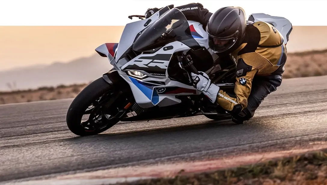 BMW S 1000 RR en action sur route sinueuse