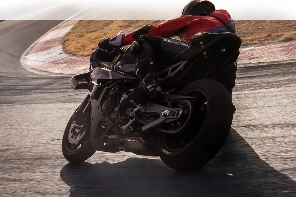 Vue latérale de la BMW S 1000 RR sur circuit