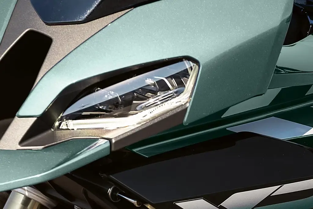 Vue latérale dynamique de la BMW S 1000 XR sur route sinueuse
