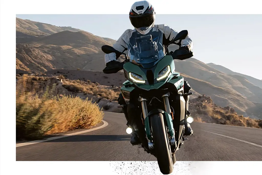 Tableau de bord numérique de la BMW S 1000 XR en gros plan