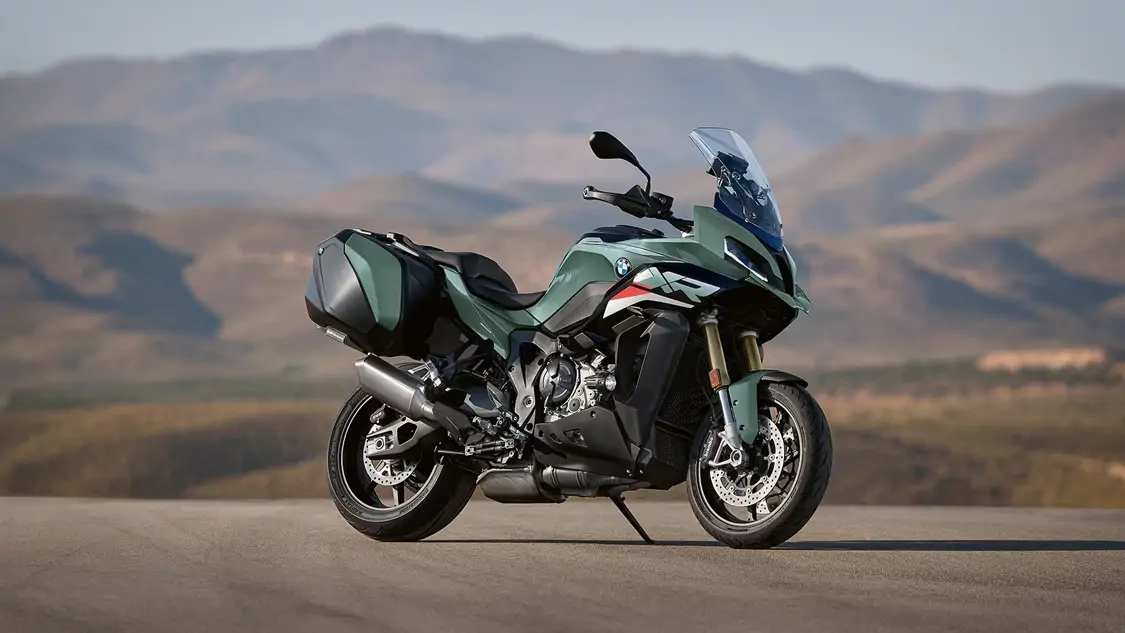 BMW S 1000 XR stationnée devant un paysage montagneux