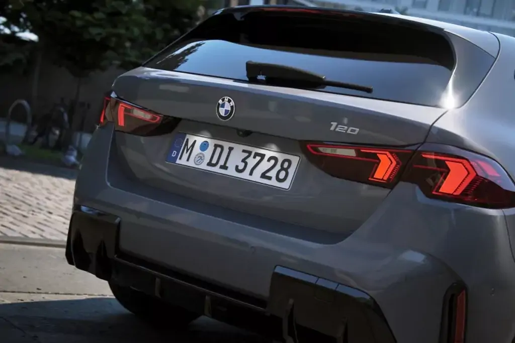 Vue avant dynamique de la BMW Série 1 sur route