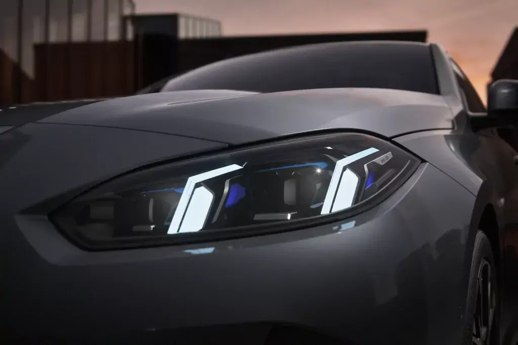 BMW Série 1 profilée en stationnement urbain