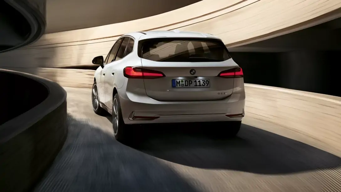 BMW Série 2 vue de profil sur fond urbain