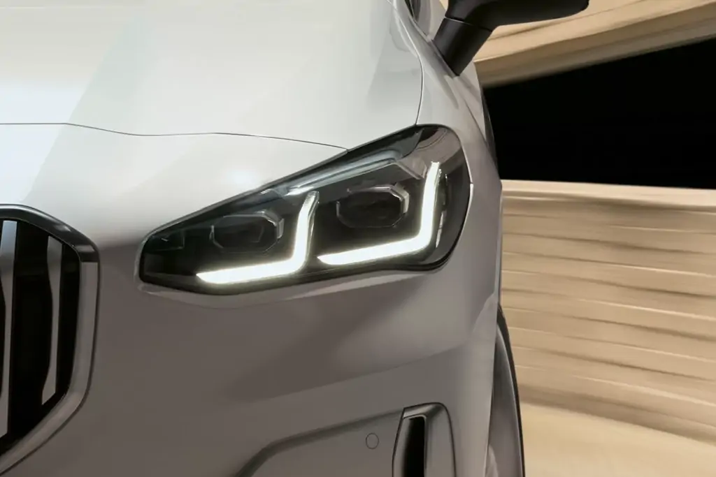 Vue avant dynamique de la BMW Série 2 sur route