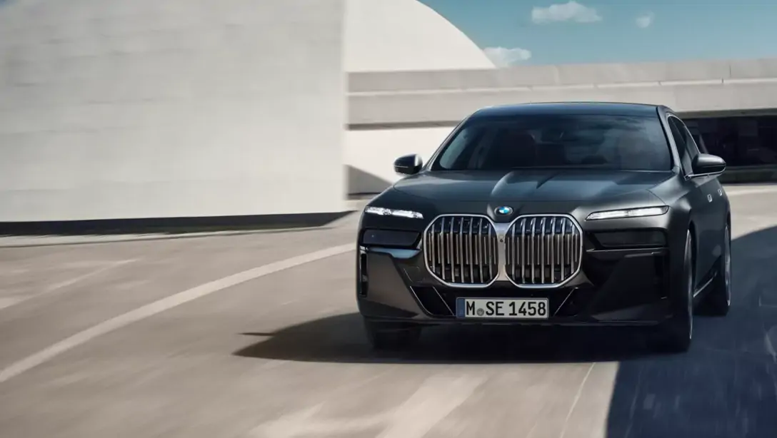 Tableau de bord BMW Série 7 avec écran incurvé et finitions bois