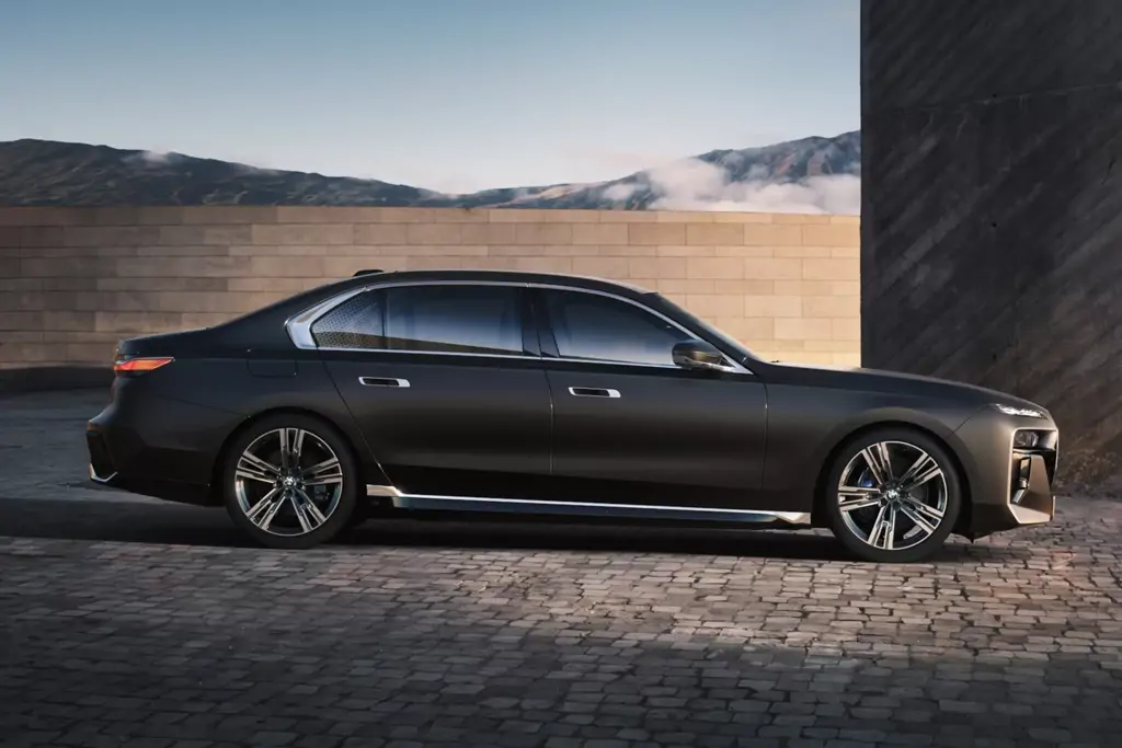 Vue avant de la BMW Série 7 en finition M Sport sur route
