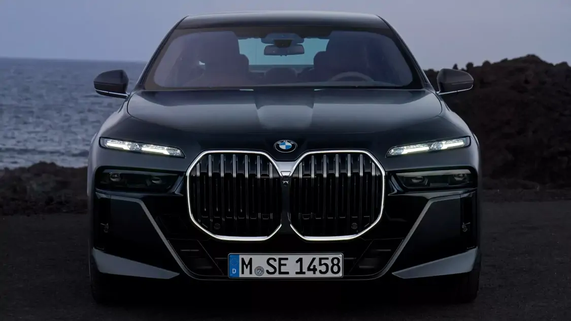 Intérieur luxueux de la BMW Série 7 avec éclairage d’ambiance