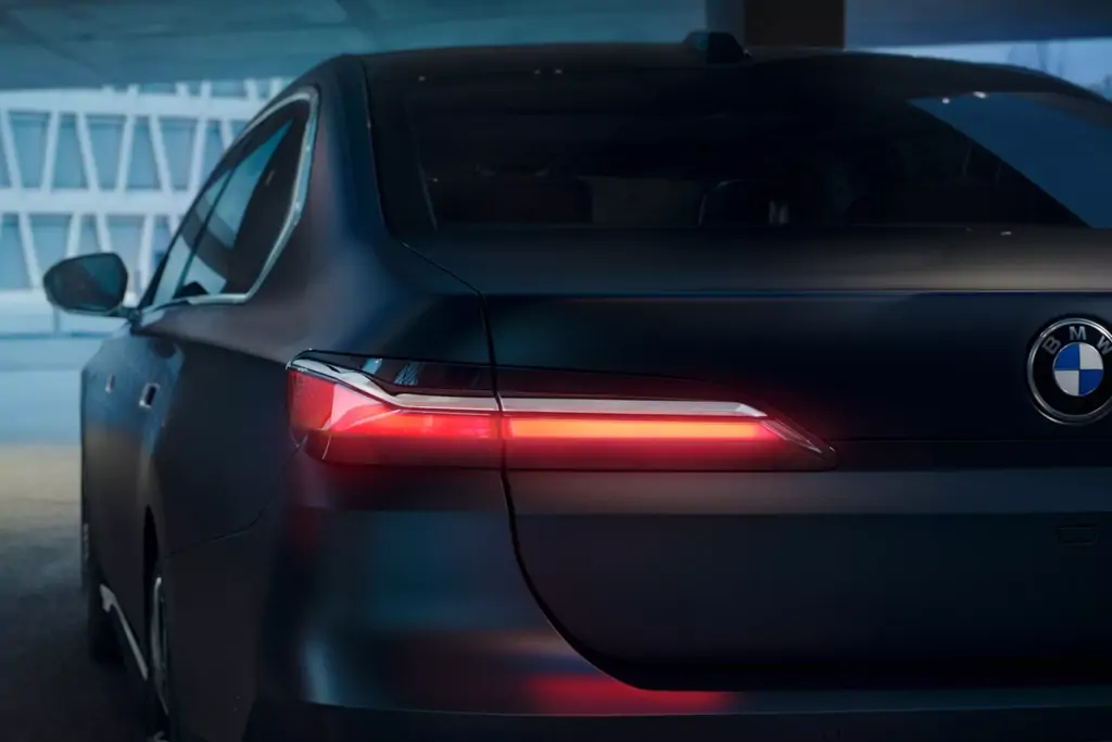 BMW Série 7 vue de profil, design élégant et lignes dynamiques