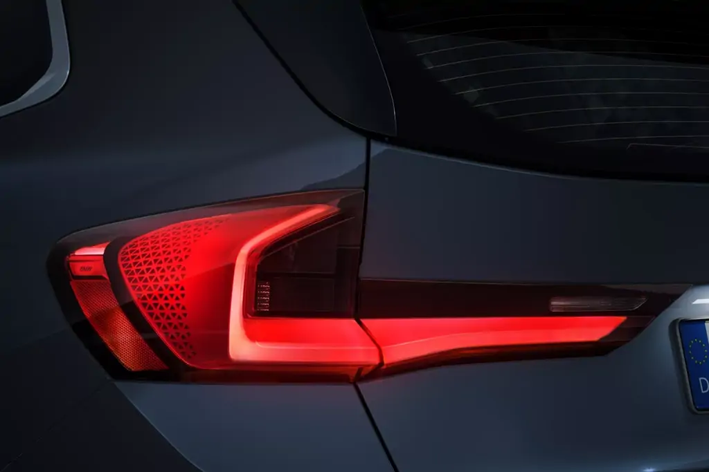 BMW X1 roulant en ville, profil dynamique