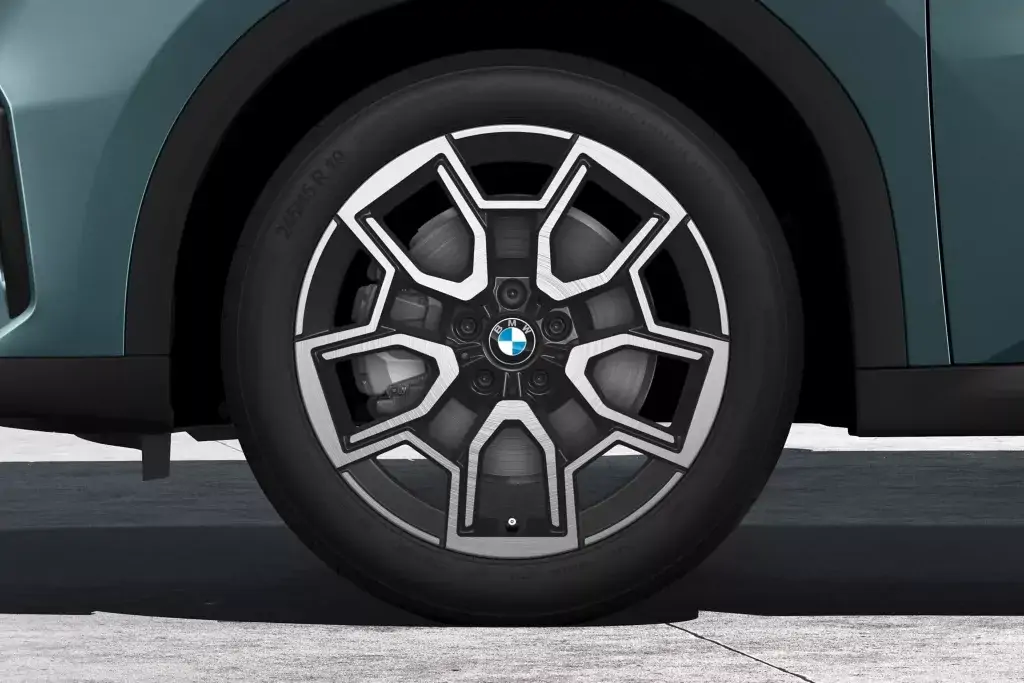 BMW X2 de profil, soulignant la silhouette coupé du SUV