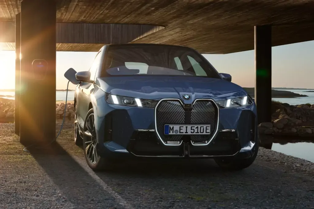 Vue avant du BMW X3 sur route, mettant en valeur sa calandre emblématique