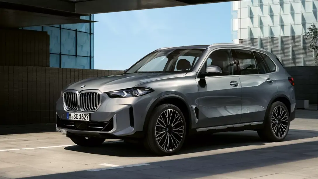 Tableau de bord numérique du BMW X5 affichant les fonctionnalités connectées