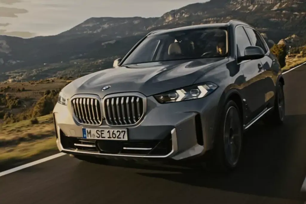 Vue avant du BMW X5 sur route, mettant en valeur sa calandre emblématique