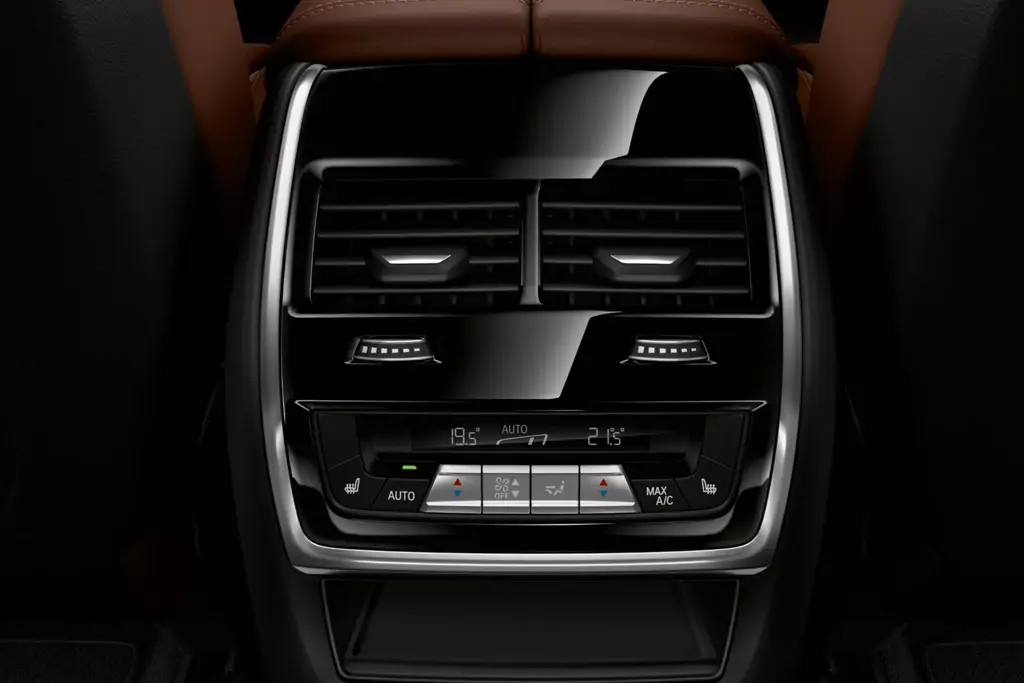 BMW X5 en conduite urbaine, profil dynamique et élégant