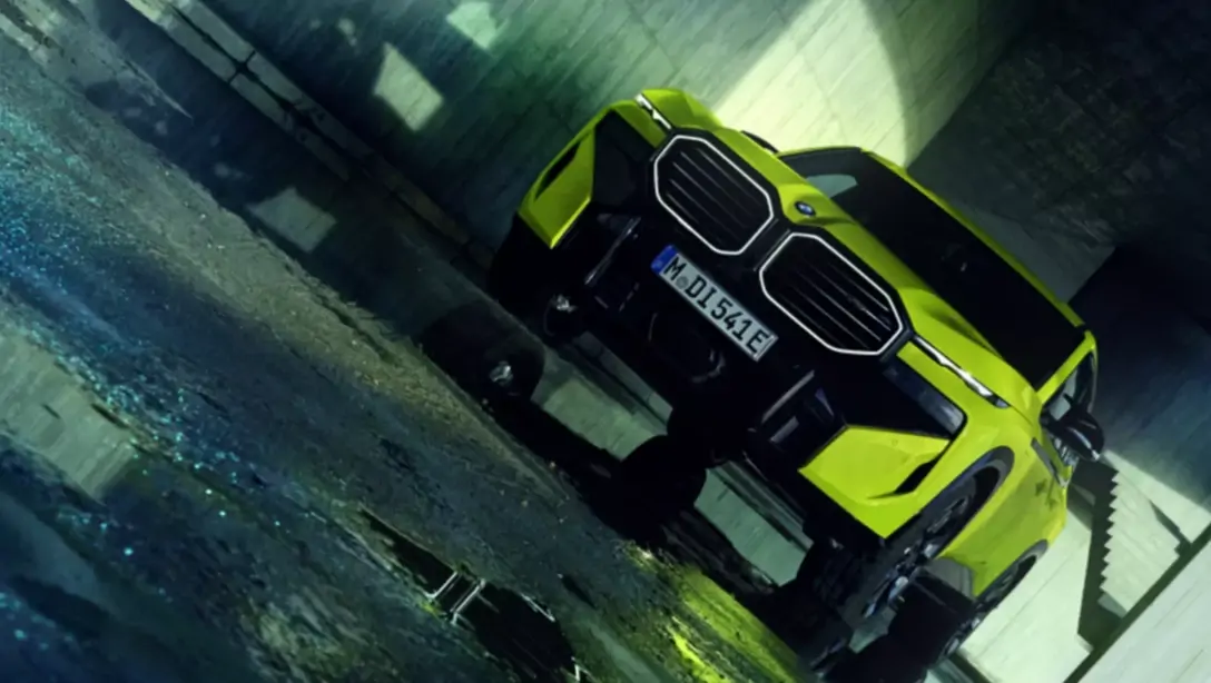 BMW XM stationné, vue latérale mettant en avant ses proportions puissantes