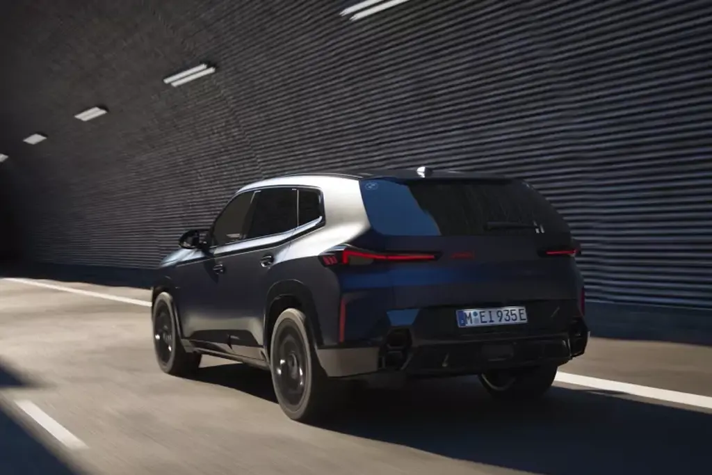 Vue avant du BMW XM, mettant en valeur sa calandre imposante et son design sportif