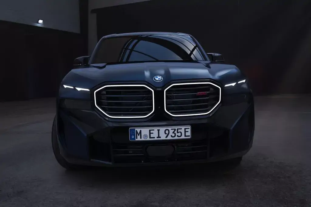 Intérieur luxueux du BMW XM avec sellerie haut de gamme et éclairage d’ambiance