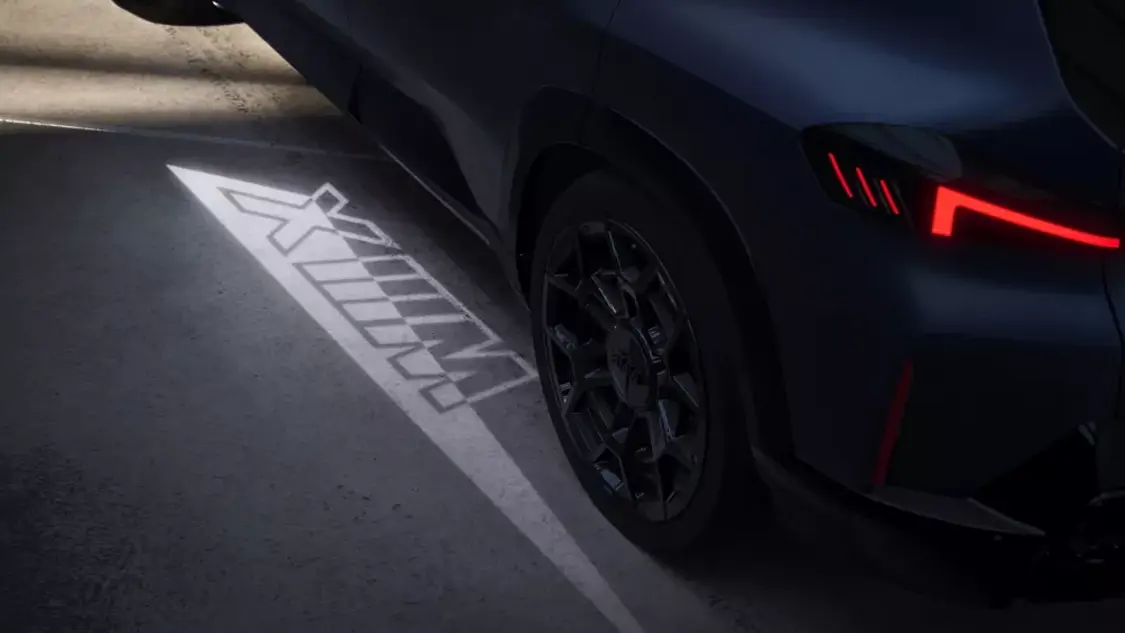 BMW XM en conduite sur route, illustrant ses performances dynamiques