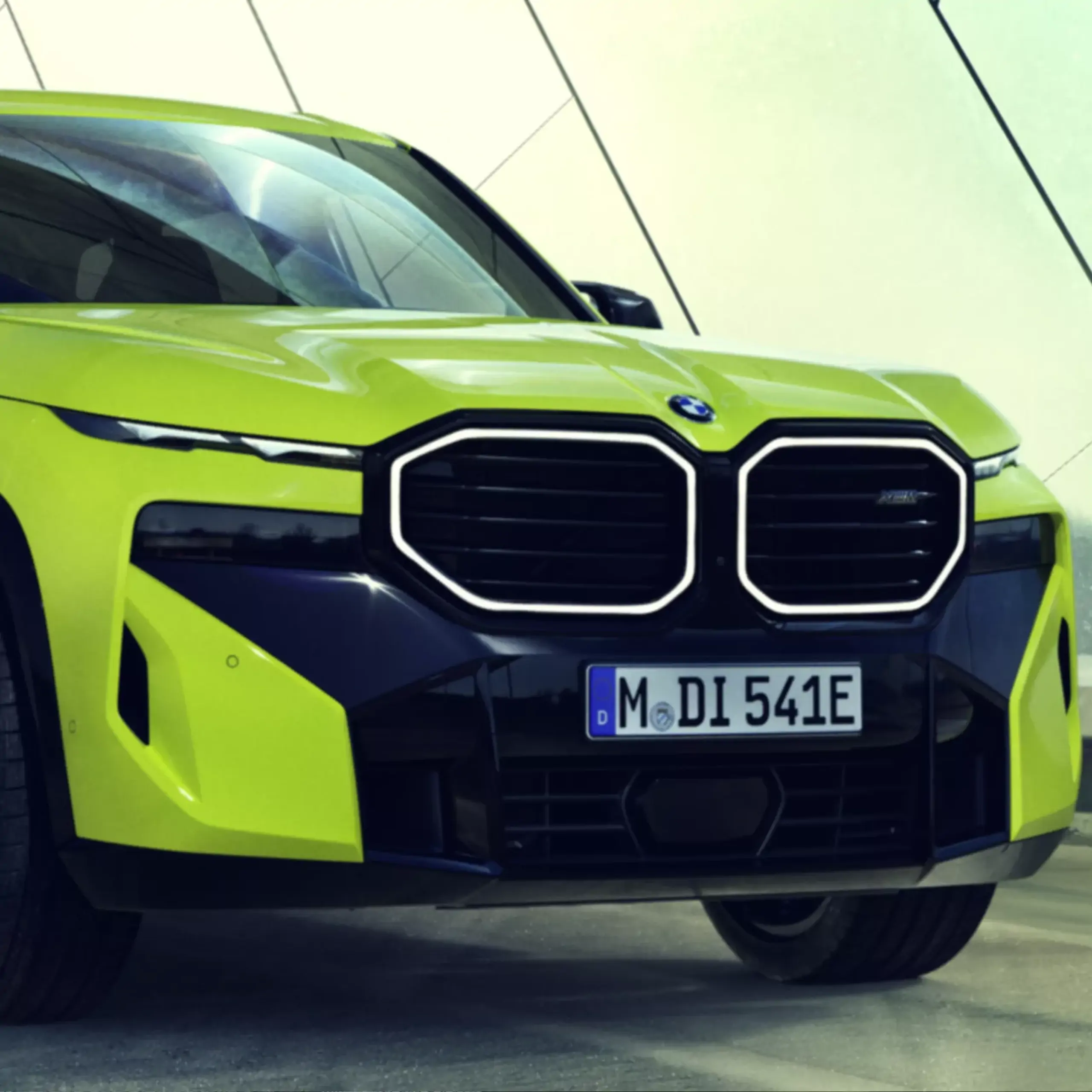 Vue arrière du BMW XM, design affirmé et feux LED distinctifs