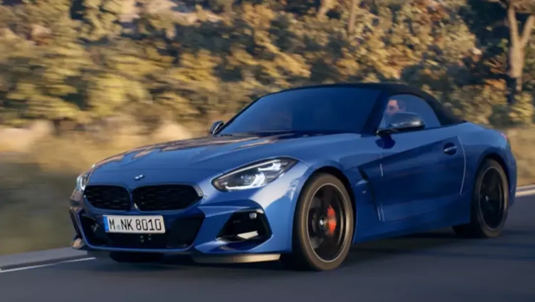 BMW Z4 vue de trois-quarts avant, capote ouverte sur route