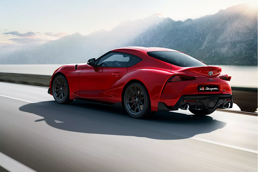 Vue avant de la Toyota GR Supra 2026 sur route