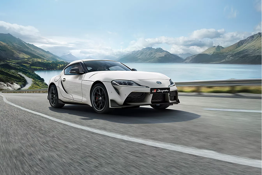 Vue arrière de la Toyota GR Supra 2026 en mouvement