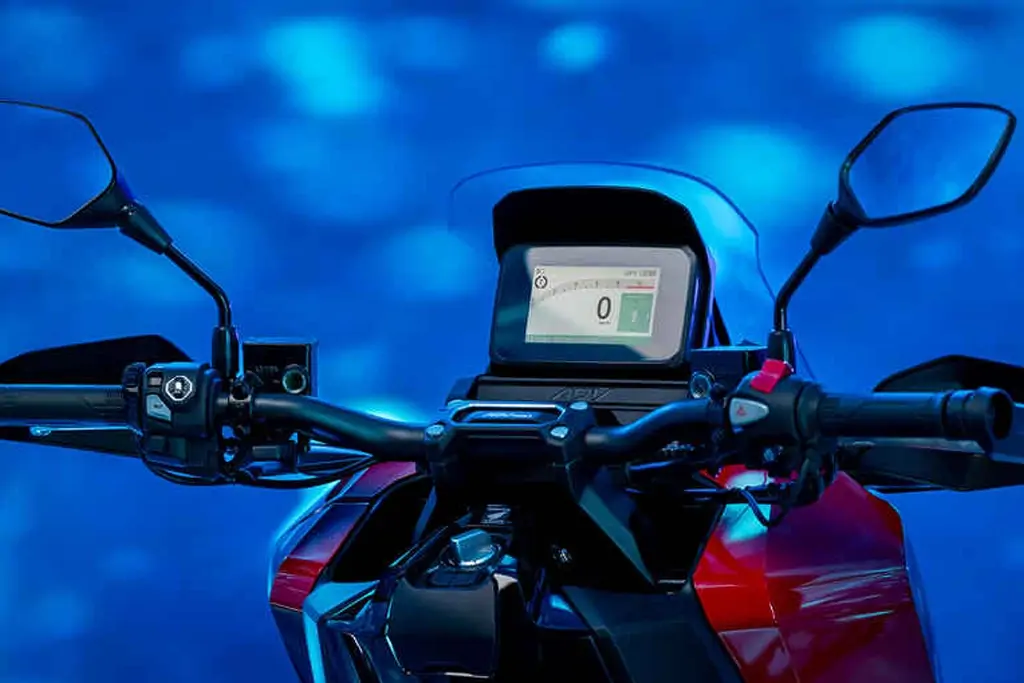 Vue avant du Honda ADV 350 sur route urbaine