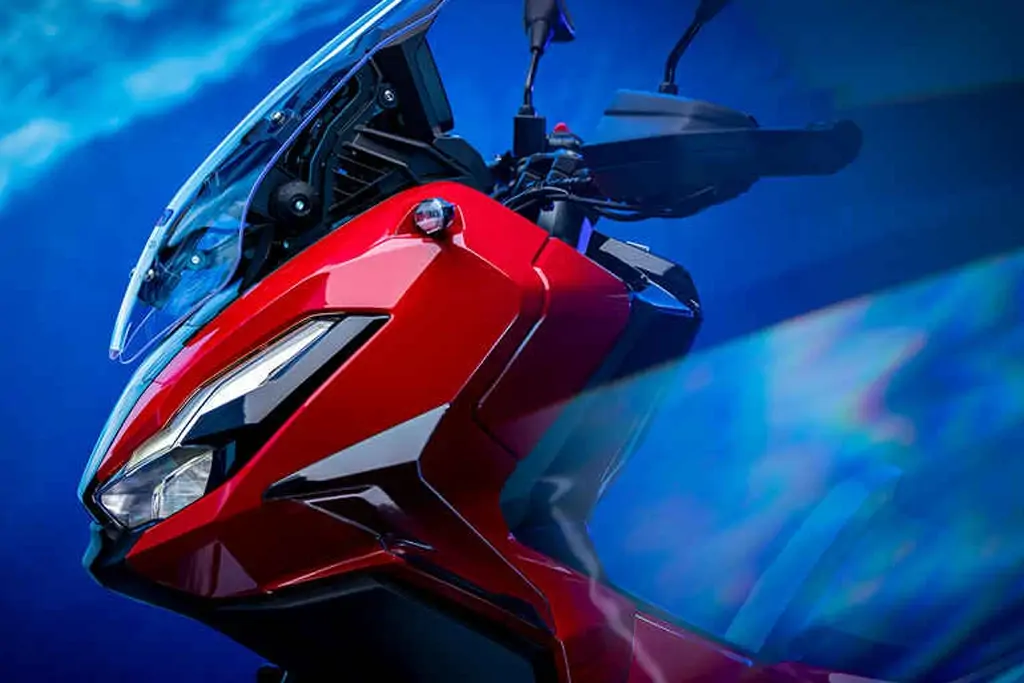 Honda ADV 350 en action sur chemin de terre